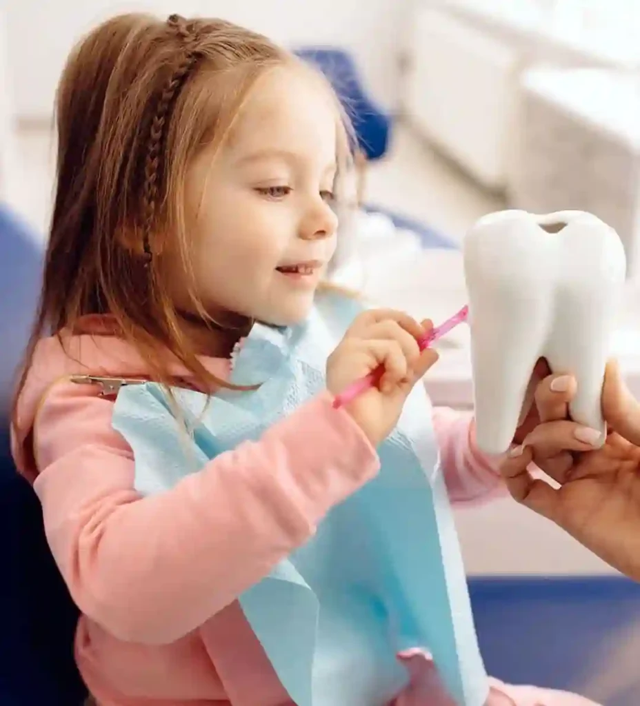 معاینه دندان شیری توسط دندانپزشک کودکان